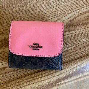 SMALL WALLET IN SIGNATURE COATED CANVAS (COACH F87589) IMITATION GOLD/BROWN